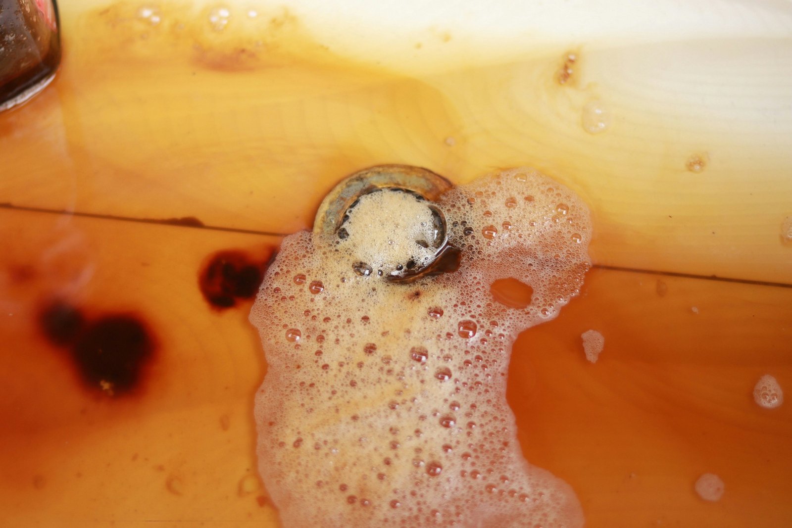 Wasserleitung unter dem Waschbecken
